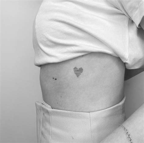 tatuaje pequeo pecho mujer|50 tatuajes para mujer que querrás copiar: pequeños,。